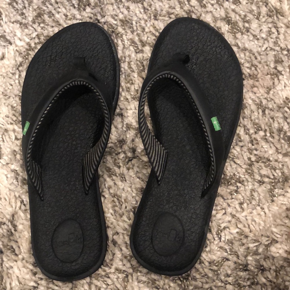 Sanuk size 9 sandals